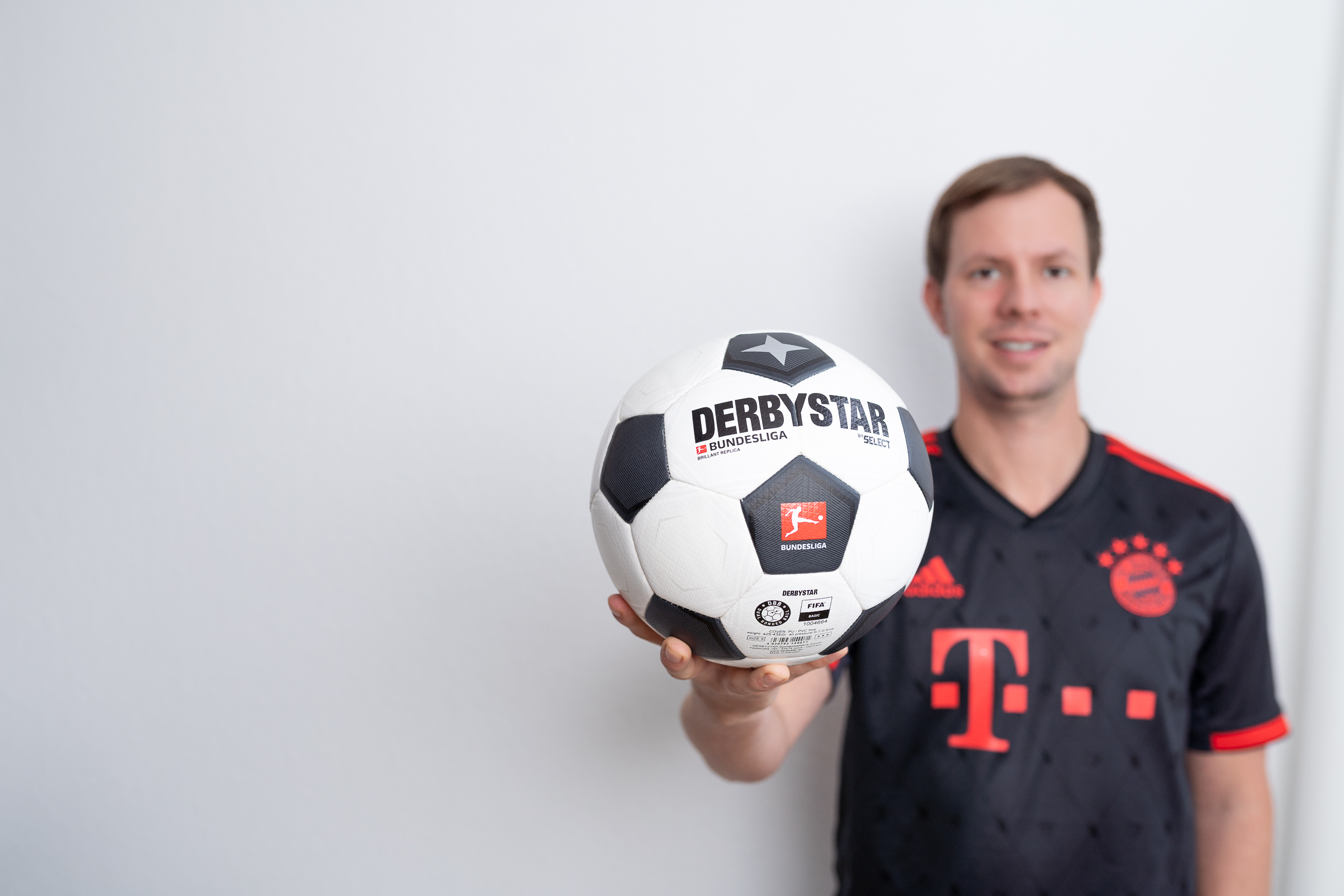Benjamin Leber, Gründer von GuckSport, hält einen Derbystar Bundesliga-Ball – aufgewachsen mit dem Spiel, über zwölf Jahre selbst aktiv